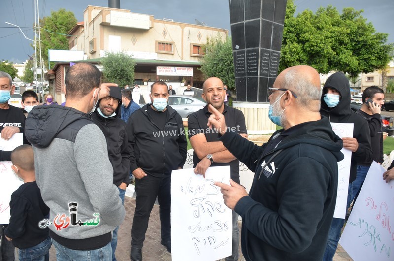 فيديو : العشرات من اصحاب المحلات التجارية ونشطاء يشاركون في الوقفة الاحتجاجية ضد سياسة التمييز العنصرية اتجاههم 